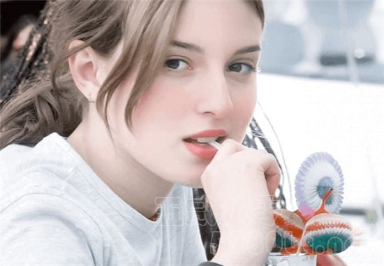 Maria Valverde是谁 这喝饮料的样子太让人心动了预览图