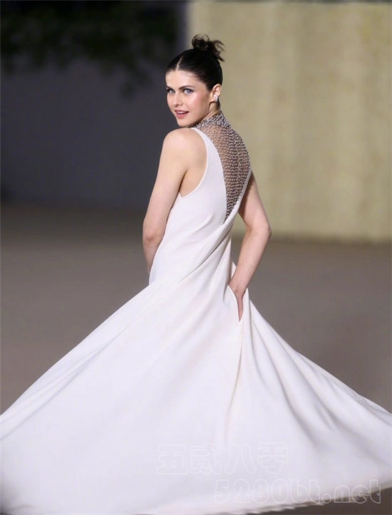 Alexandra Daddario是谁 一袭白裙太好看了预览图