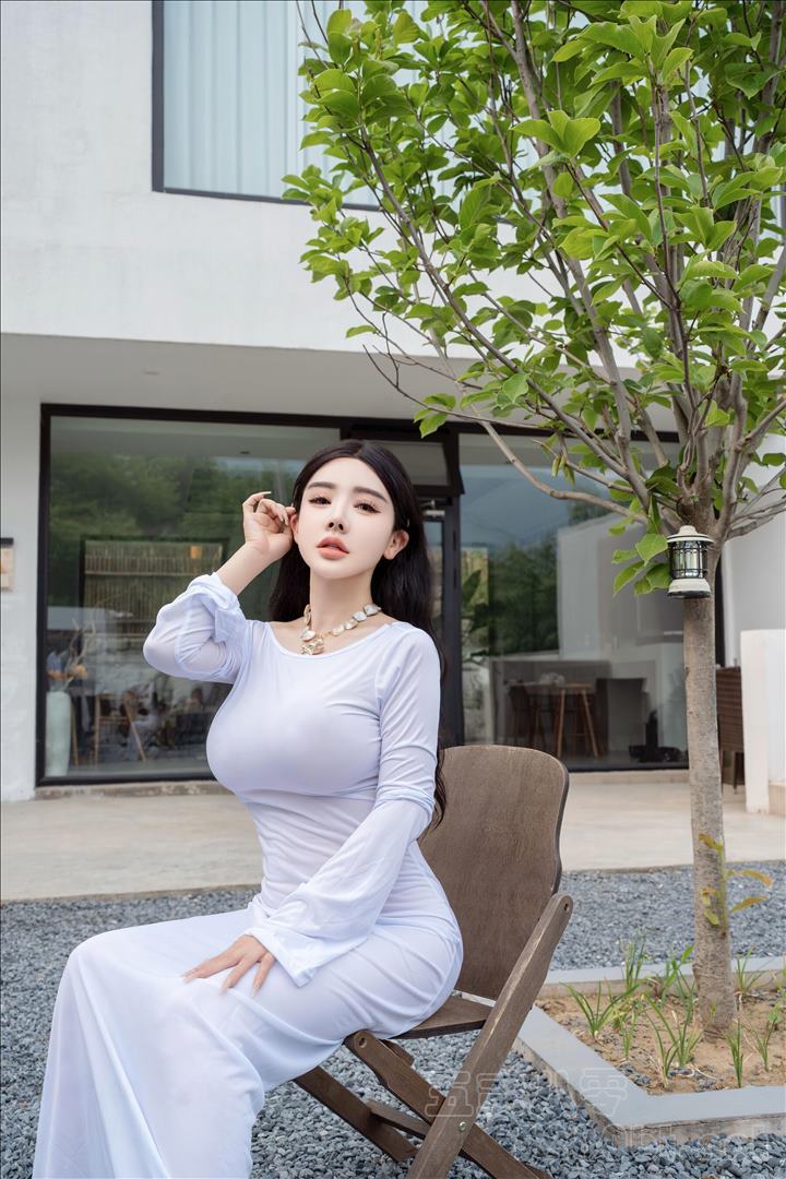 丰满翘臀尤物@潘娇娇 – 内购无水印 庭院中的春色[91P-894.6M]推荐预览图