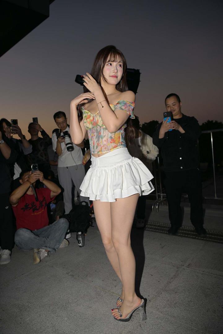 精选街拍Ⅱ作品 VOL.5603 阳光蓬蓬裙[88P／135MB]推荐预览图